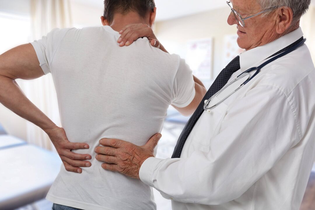 médecin examinant un patient souffrant de maux de dos