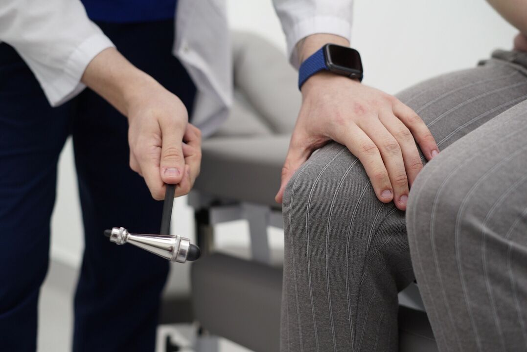 Examen diagnostique d'un patient souffrant de douleurs au genou