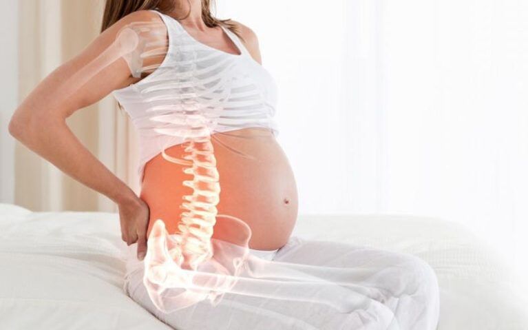 Les femmes enceintes ressentent des douleurs dans la colonne vertébrale, entre les omoplates, en raison d'une tension accrue sur les muscles du dos. 