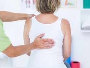 Un patient se plaignant de maux de dos au niveau de l'omoplate est examiné par un médecin