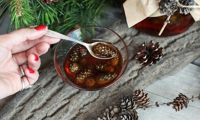 Teinture à base de bourgeons de pin pour le traitement à domicile de l'ostéochondrose cervicale