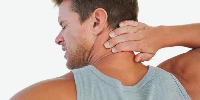 Une douleur au cou indique une compression des racines nerveuses dans la région cervicale
